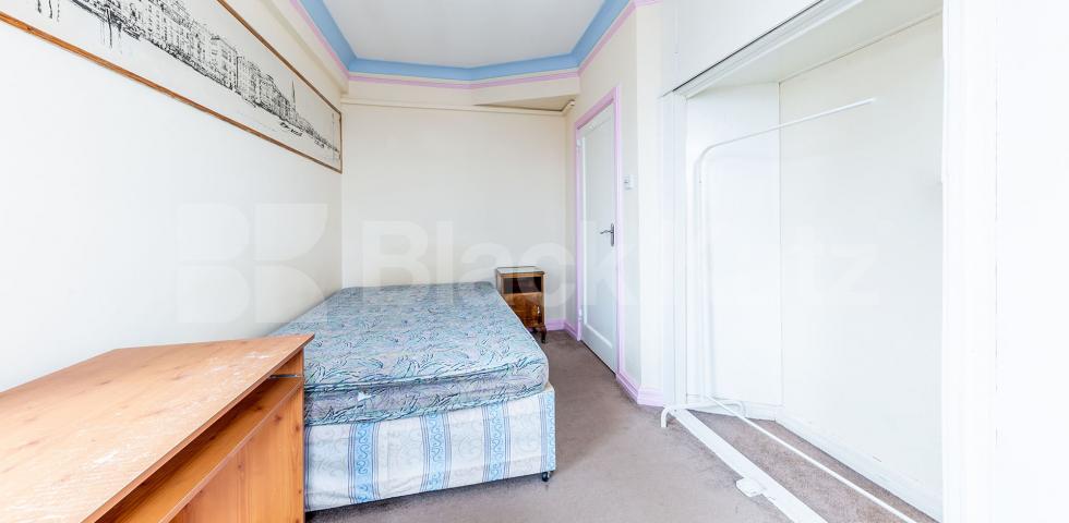			LARGE 3 / 4 BED! , 4 Bedroom, 1 bath, 1 reception Flat			 Park Road, BAKER STREET